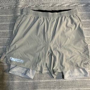 RVCA Yogger train 2-in-1 shorts 17” sz M Chalk color